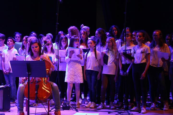 Les collégiens donnent de la voix.