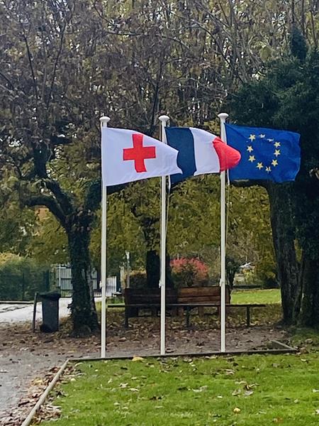 La Croix-Rouge a son étendard.